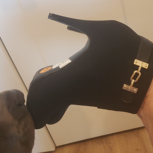 Black high heeled boots - Picture 3 of 4